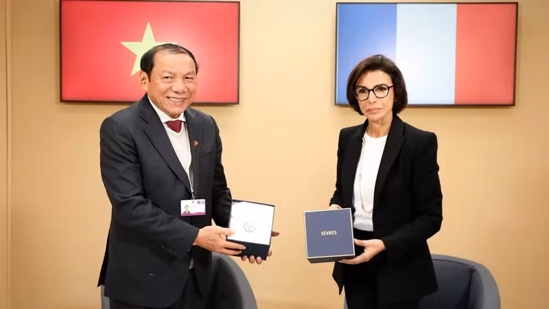 越南文化体育旅游部部长阮文雄与法国文化部部长拉奇达·达蒂。