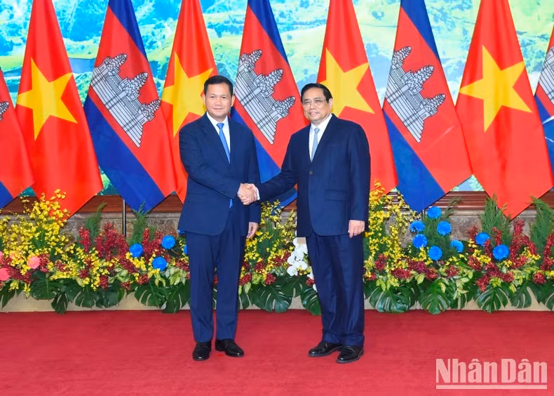 越南政府总理范明正主持仪式，欢迎柬埔寨首相洪玛奈对越南进行正式访问。
