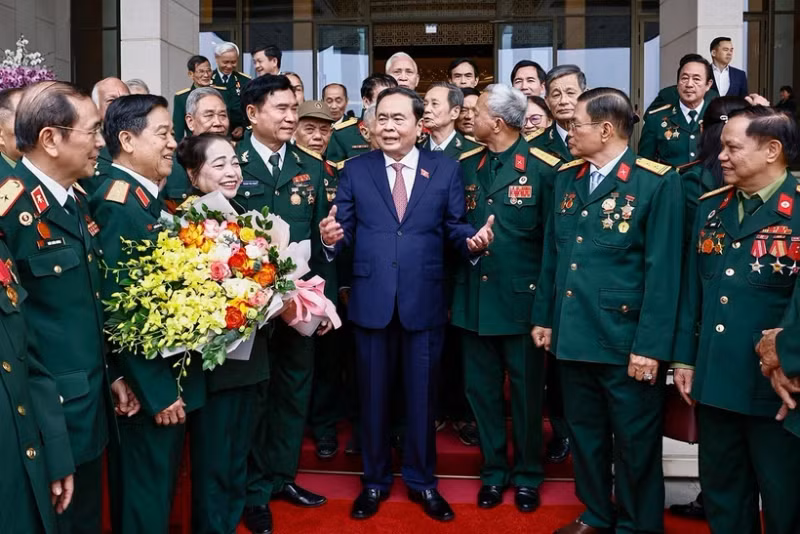 越南国会主席陈青敏会见271团有功者代表团。