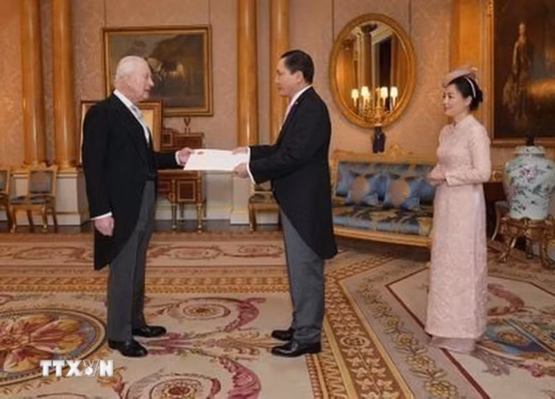 越南驻英国兼驻爱尔兰大使杜明雄向英国国王查尔斯三世递交国书。