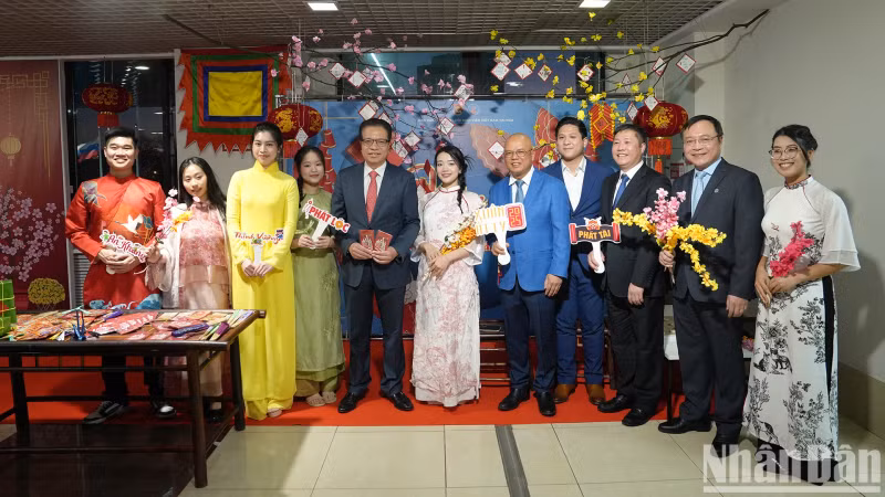 越南驻俄罗斯大使邓明魁和与会代表合影。 越南驻俄罗斯大使邓明魁和与会代表合影。