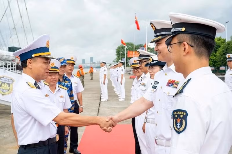 韩峰大校为阮廷讲大校和越南人民海军工作代表团送行。（图片来源：人民军队报）