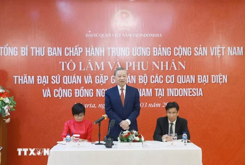 苏林总书记访问越南驻印尼大使馆。