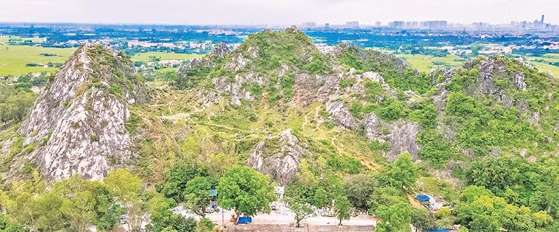 沉山距离河内市中心不远，是吸引很多年轻人的旅游胜地。