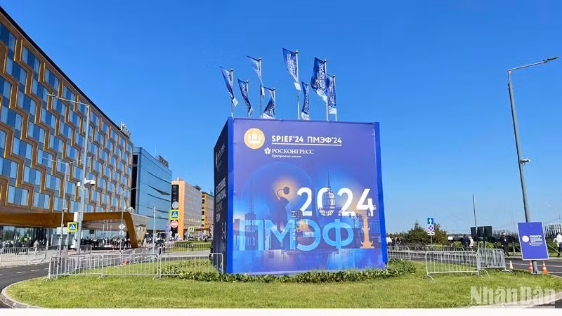 来自139个国家和地区的18600名代表参加第27届圣彼得堡国际经济论坛。