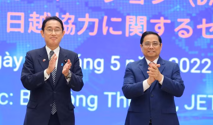 附图：越南政府总理范明正与日本首相岸田文雄合影。