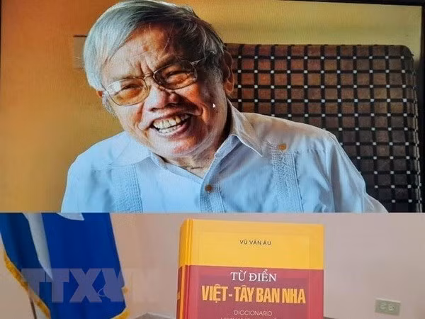 越南记者、译者、原越通社干部武文欧和他的作品。（图片来源：越通社）