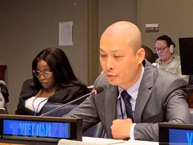 越南常驻联合国公使衔参赞兼任代表团副团长阮黄原在会议上发表讲话。（图片来源：越通社）