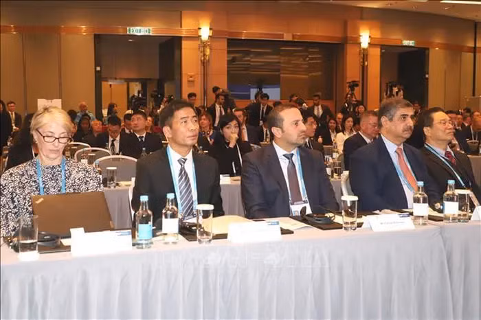 越南最高人民检察院副检察长阮维讲出席会议。