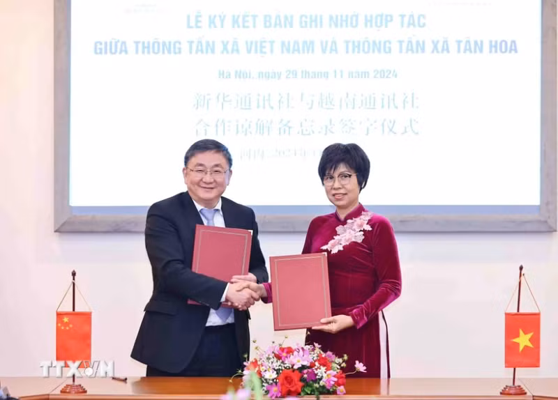 越通社社长武越庄女士和新华社副总编辑任卫东签署两家通讯社2025年合作谅解备忘录。（图片来源：越通社）