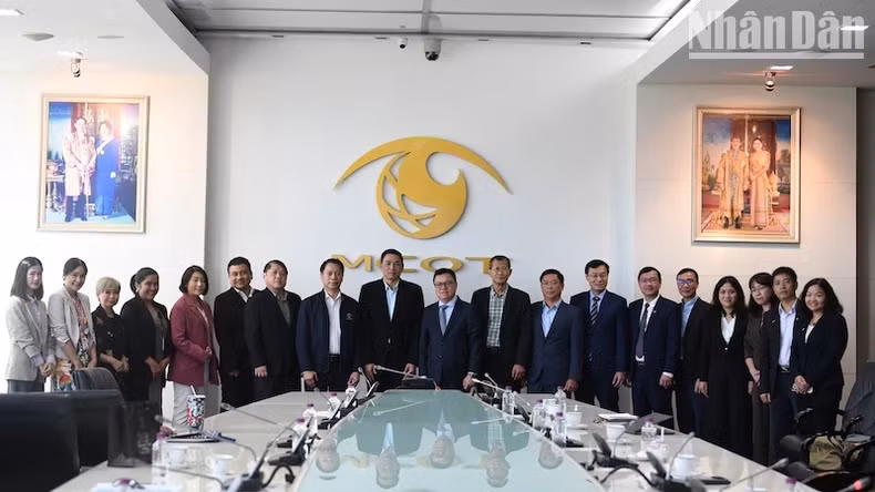 VJA 代表团同泰国国家大众传媒公司 (MCOT) 举行工作会议。 VJA 代表团同泰国国家大众传媒公司 (MCOT) 举行工作会议。