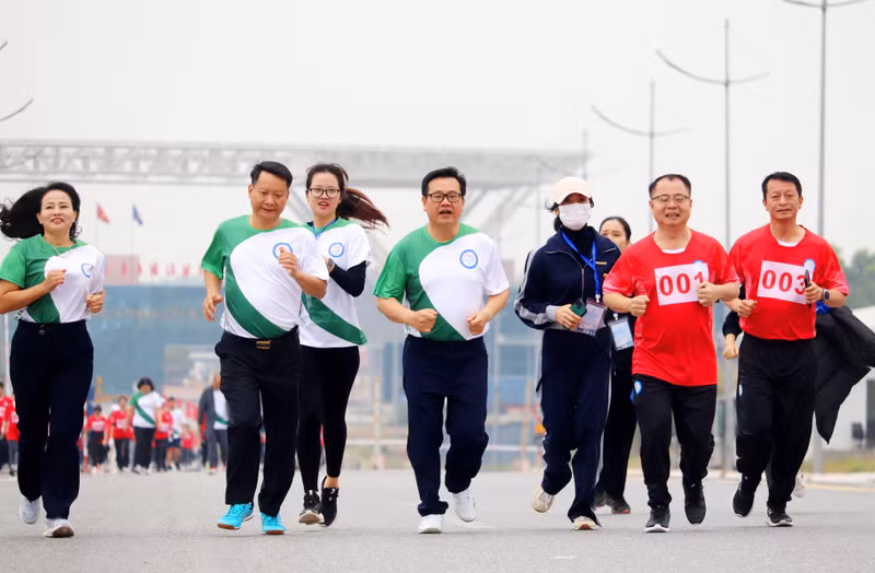 越中两国领导热情地参加比赛。