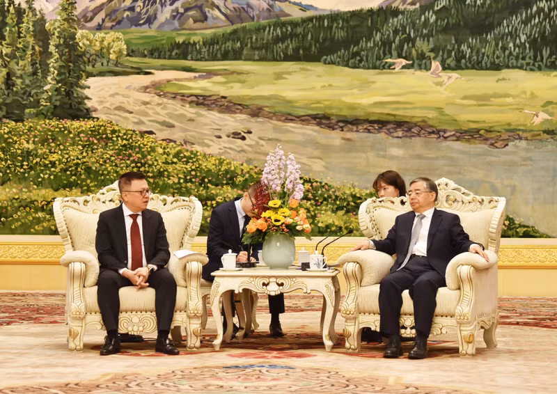 中共中央政治局委员、中央书记处书记、中央宣传部部长李书磊（右）会见黎国明总编辑。