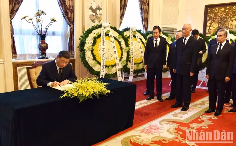 中共中央总书记、中国国家主席习近平在吊唁簿上留言。