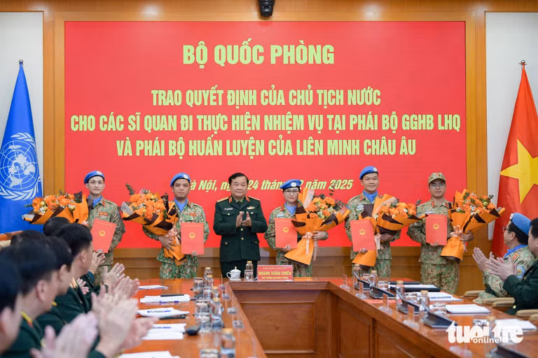 任命书授予仪式。（图片来源：年轻人报）