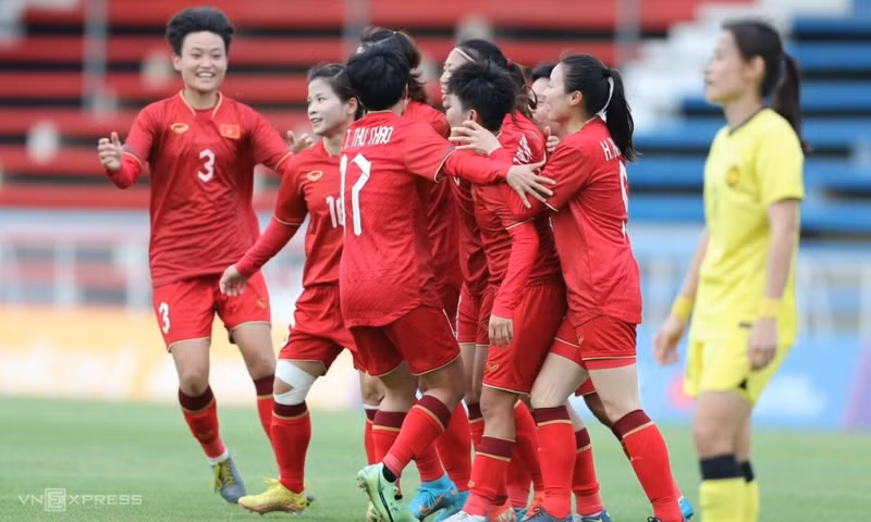 卫冕冠军越南女足队。（红衣）