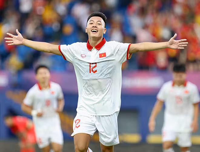 泰山为越南U22队扩大比分2-0。