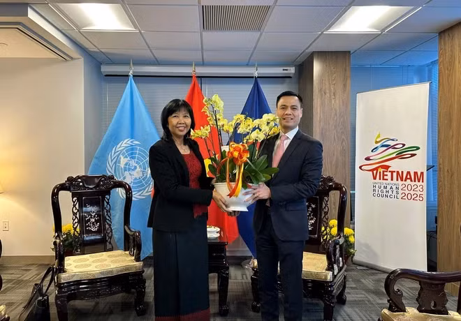 邓黄江大使与柬埔寨常驻联合国代表团团长索菲。 邓黄江大使与柬埔寨常驻联合国代表团团长索菲。