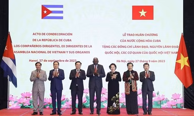 越南国会主席王廷惠和古巴全国人民政权代表大会主席埃斯特万•拉索•埃尔南德斯及两国领导。