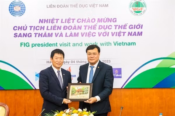 邓何越先生向国际体操联合会主席渡边森里赠送纪念品。