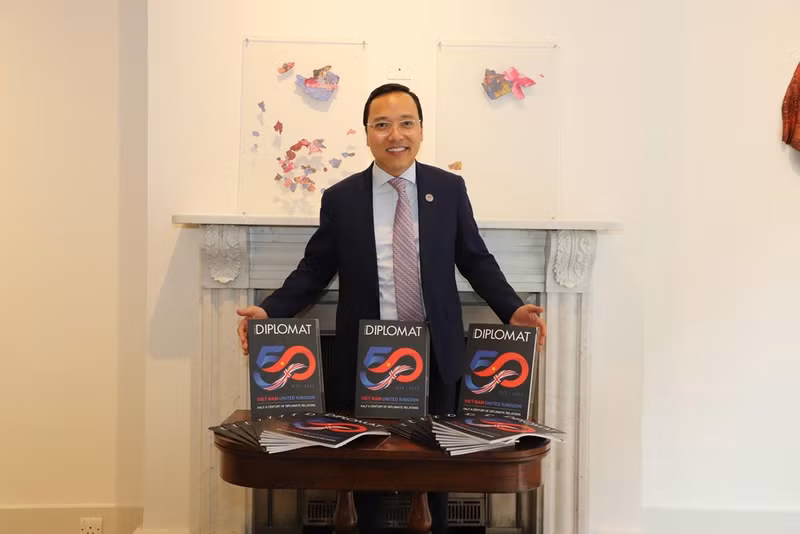 阮黄龙大使出席庆祝越英建交50周年的《外交官》杂志特刊发行仪式。