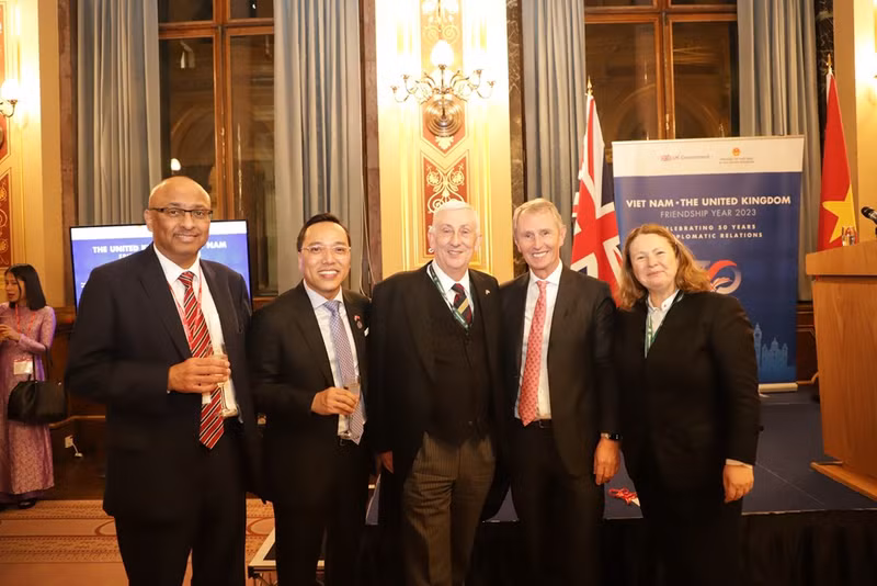 阮黄龙大使出席“2023越英友好年”启动仪式。