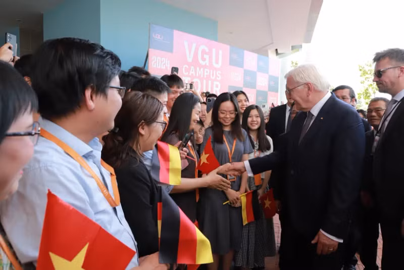 德国总统施泰因迈尔造访越德大学。
