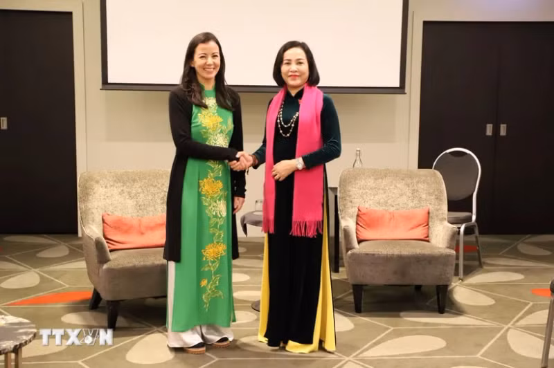 新西兰越裔女议员范氏玉兰（左）与越南国会副主席阮氏清。（图片来源：越通社）