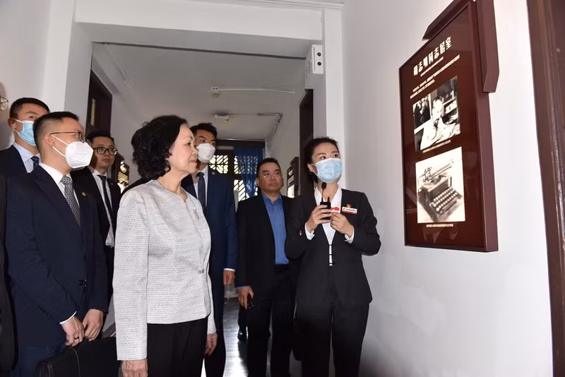 代表团前往红岩革命历史博物馆参观。
