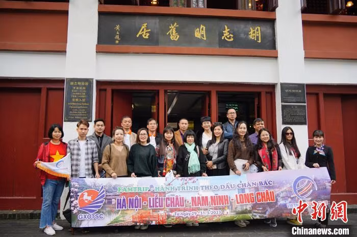 越南旅游团到中国广西柳州市“胡志明旧居”纪念馆参观。（图源：Chinanews.com）