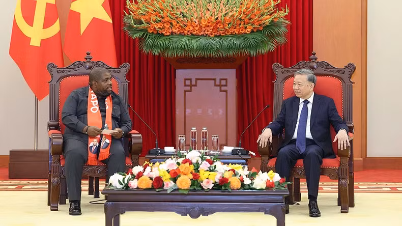 苏林总书记与莫桑比克解放阵线党总书记会晤。