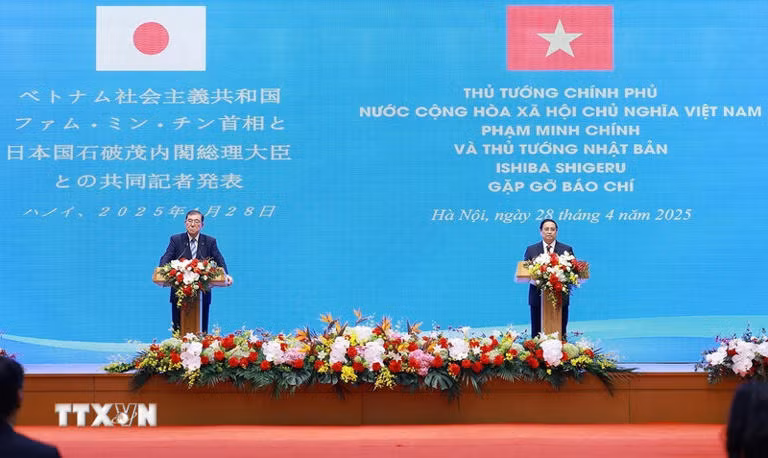 越南政府总理范明正与日本首相石破茂共同会见记者。