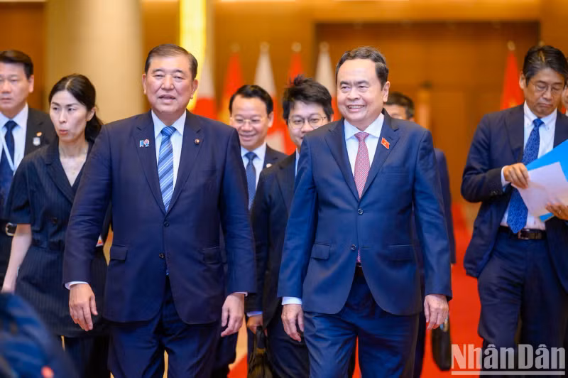 国会主席陈青敏会见日本首相石破茂。