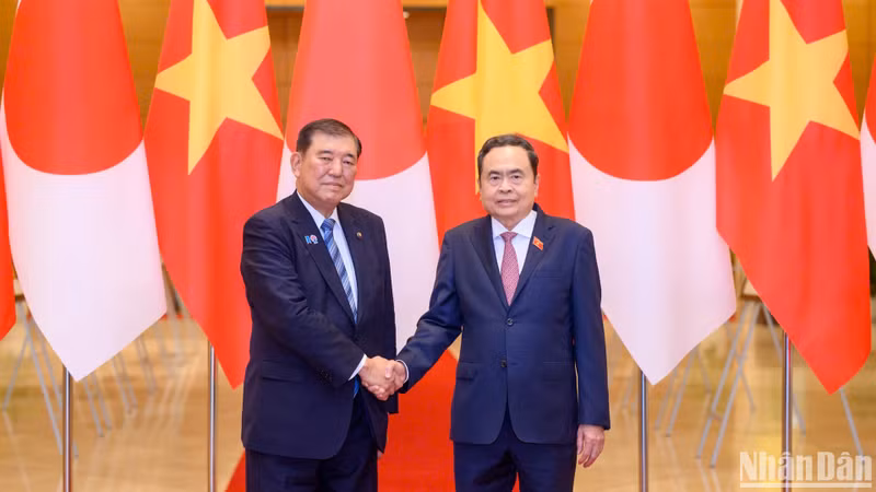 越南国会主席陈青敏会见日本首相石破茂。