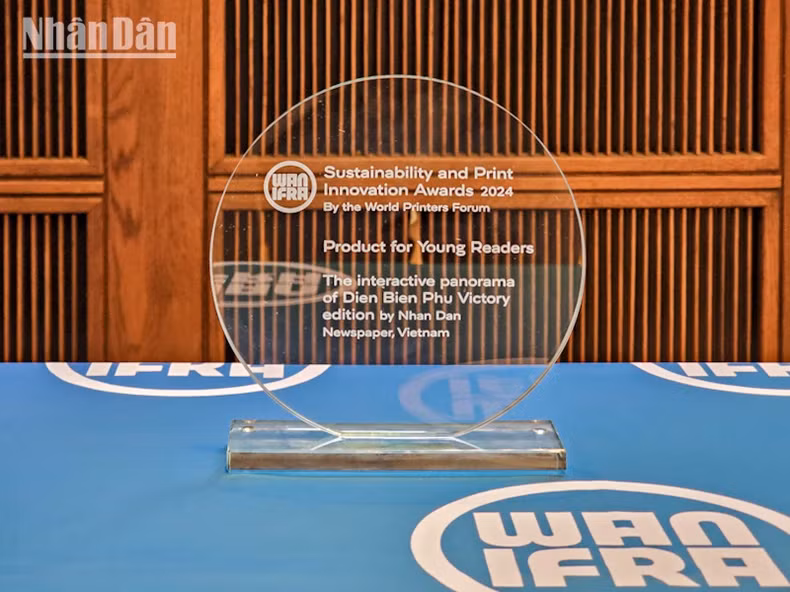 《人民报》社《奠边府战役》全景图副刊荣获可持续印刷报纸创新与发展奖。(图片来源:WAN-IFRA) 《人民报》社《奠边府战役》全景图副刊荣获可持续印刷报纸创新与发展奖。(图片来源:WAN-IFRA)