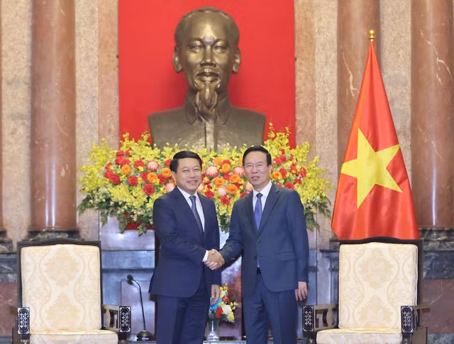 越南国家主席武文赏会见老挝政府副总理兼外交部长沙伦塞·贡马西。（图片来源：越通社）