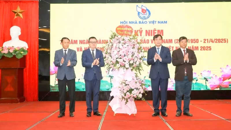 越共中央宣教与民动部领导送花篮祝贺越南新闻工作者协会成立75周年。