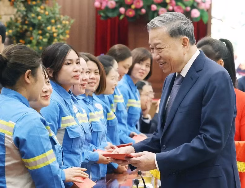 苏林总书记向劳动者送压岁钱。