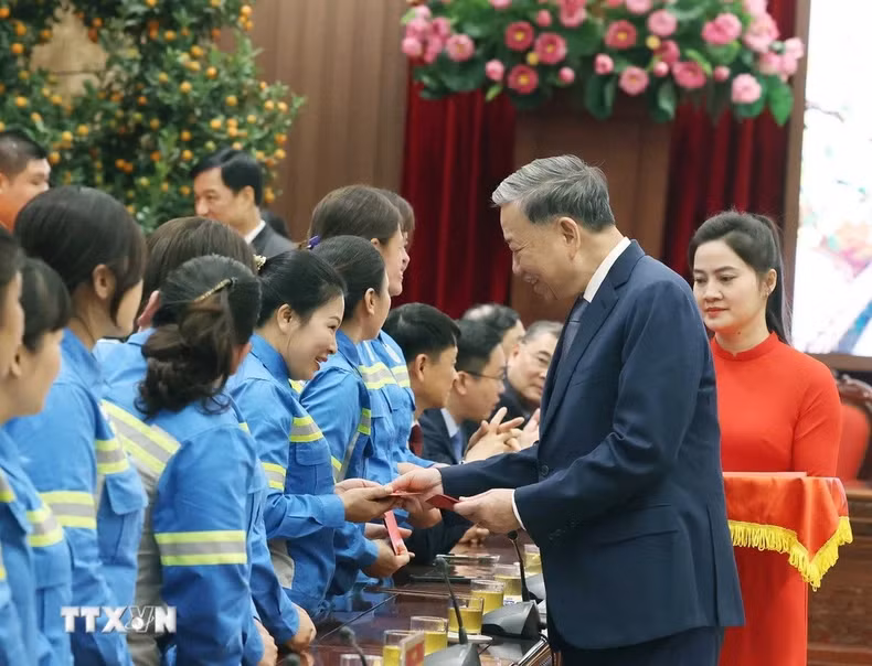 苏林总书记向劳动者送压岁钱。