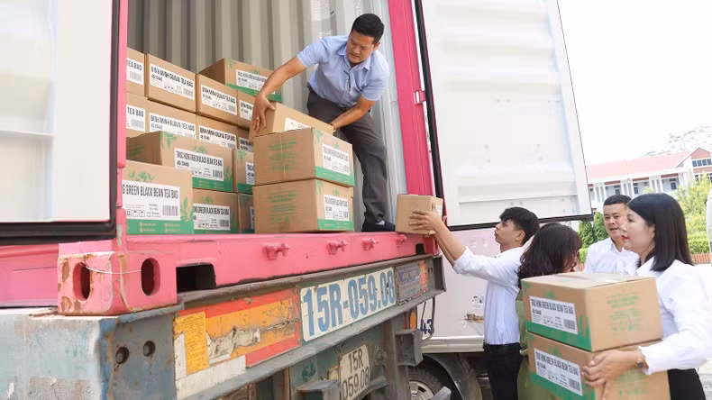 宣光省首批农产品出口国际市场，共有2200件，使用瓶、盒、罐来包装并贴有商标。