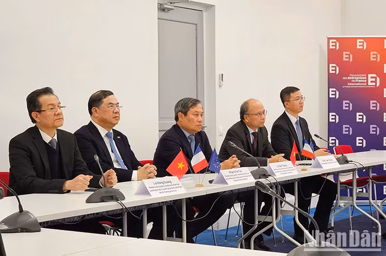 越方领导代表。