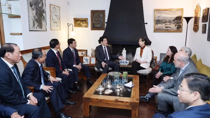 越南国家主席梁强探望智利已故总统萨尔瓦多·阿兰德家属。