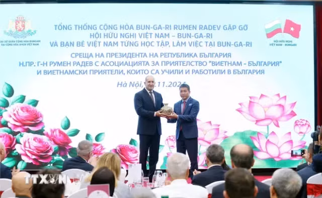 越南友好组织联合会主席潘英山向保加利亚总统拉德夫赠送纪念品。