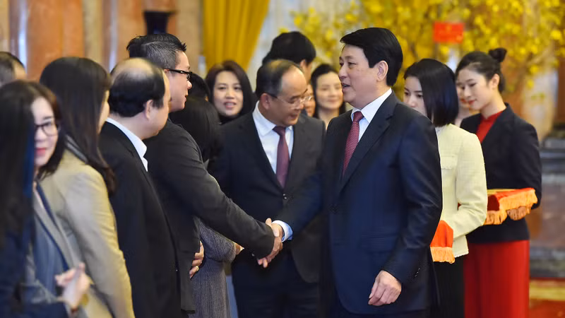 越南国家主席梁强与主席办公厅干部、人员举行新春见面会。