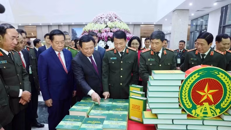 与会代表参观书展。