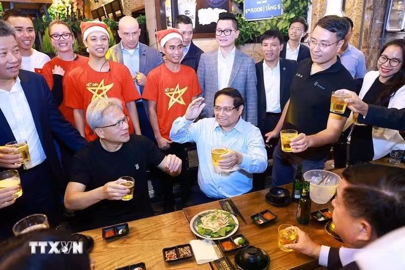 2024年12月5日晚，越南政府总理范明正与NVIDIA公司创始人兼首席执行官黄仁勋一起享用河内街头美食。（图片来源：越通社）