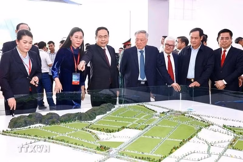越南国会主席陈青敏出席广义VSIP工业园区动工仪式。