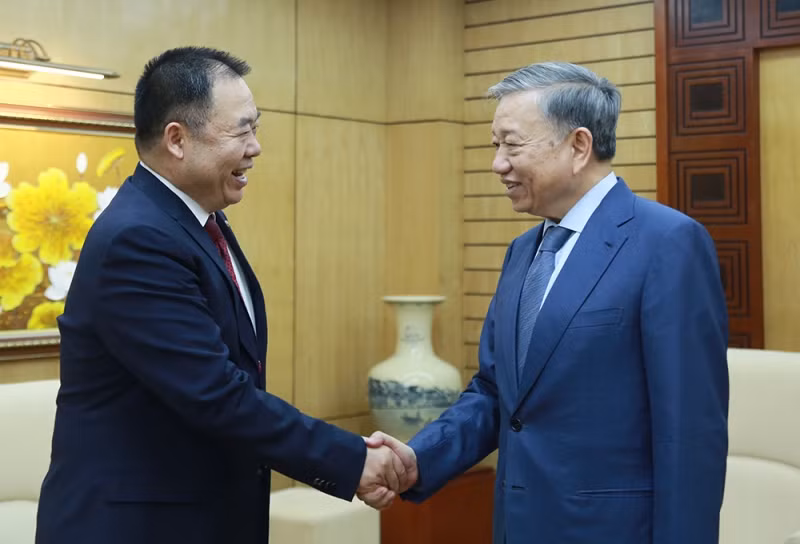 苏林大将会见中国武警部队参谋长周建国。