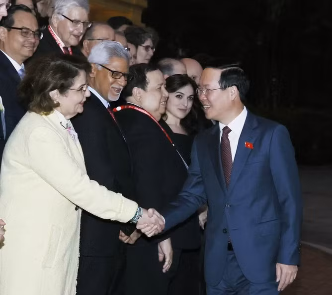越南国家主席武文赏同与会代表亲切握手。