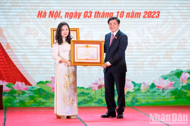 越南国会秘书长、国会办公室主任裴文强向范氏青玄总编辑颁发总理奖状。